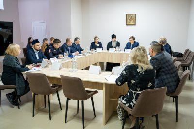 Митрополит Серафим принял участие в работе круглого стола по вопросам межнационального согласия и профилактики деструктивных влияний