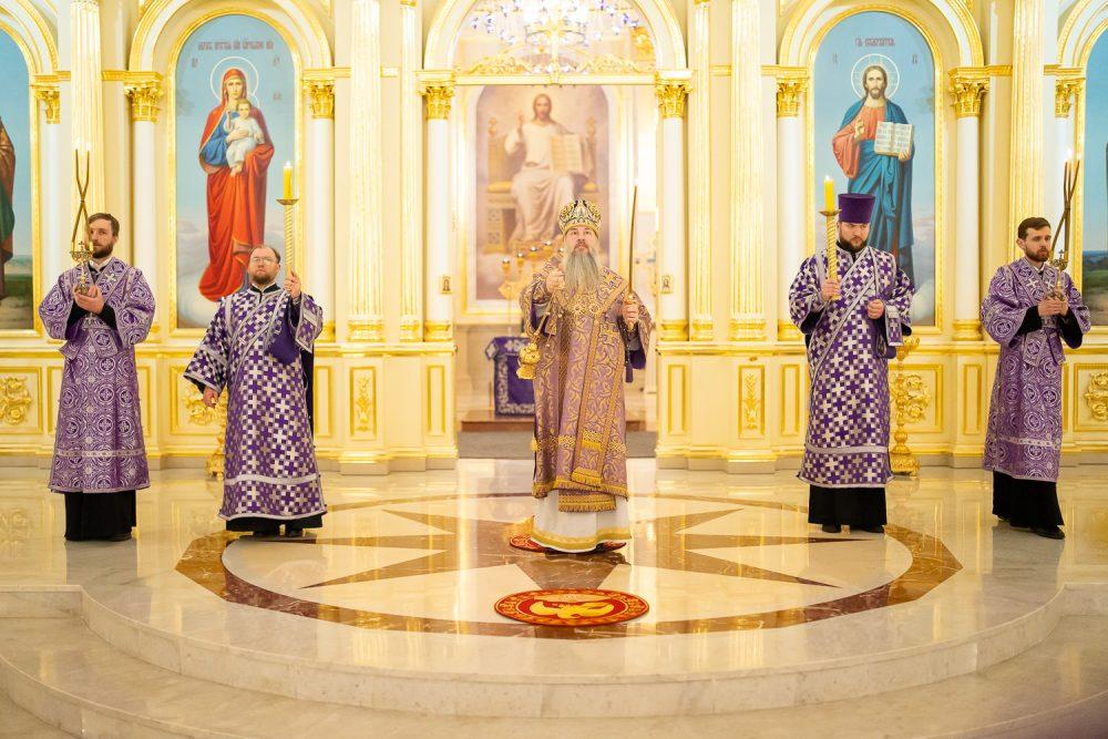 В канун Недели 2-й Великого поста митрополит Серафим совершил всенощное бдение в Спасском кафедральном соборе