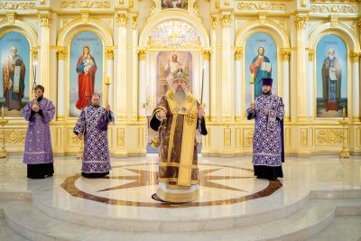 В канун Недели 5-й Великого поста митрополит Серафим совершил всенощное бдение в Спасском кафедральном соборе