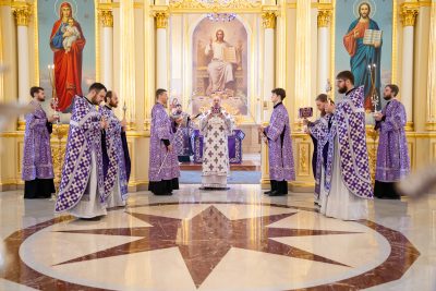 В Родительскую субботу митрополит Серафим совершил литургию в Спасском кафедральном соборе