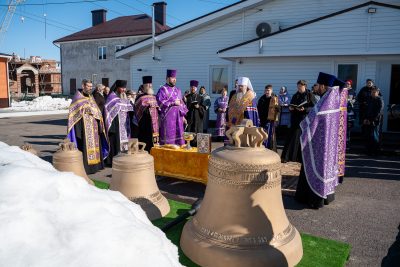 Митрополит Серафим освятил колокола для храма преподобной Евфросинии Московской в Спутнике