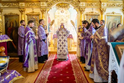 В Родительскую субботу Великого поста митрополит Серафим совершил литургию в Митрофановском храме Пензы