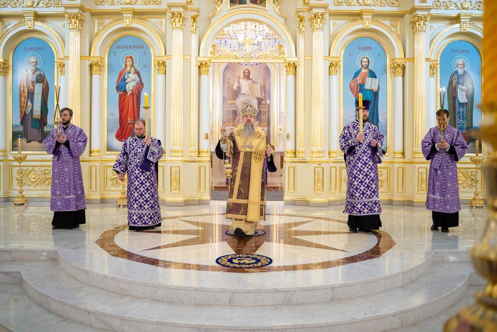 В канун Недели 4-й Великого поста митрополит Серафим совершил всенощное бдение в Спасском кафедральном соборе