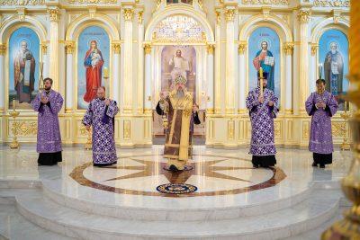 В канун Недели 4-й Великого поста митрополит Серафим совершил всенощное бдение в Спасском кафедральном соборе