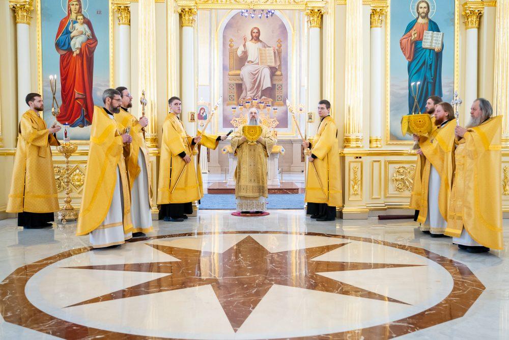 В праздник Торжества Православия митрополит Серафим совершил литургию святителя Василия Великого в Спасском кафедральном соборе