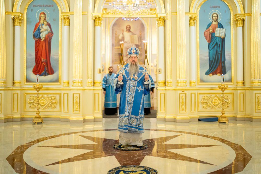 Митрополит Серафим совершил утреню с чтением Акафиста Пресвятой Богородице в Спасском кафедральном соборе