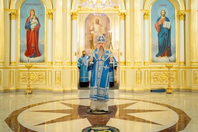 Митрополит Серафим совершил утреню с чтением Акафиста Пресвятой Богородице в Спасском кафедральном соборе