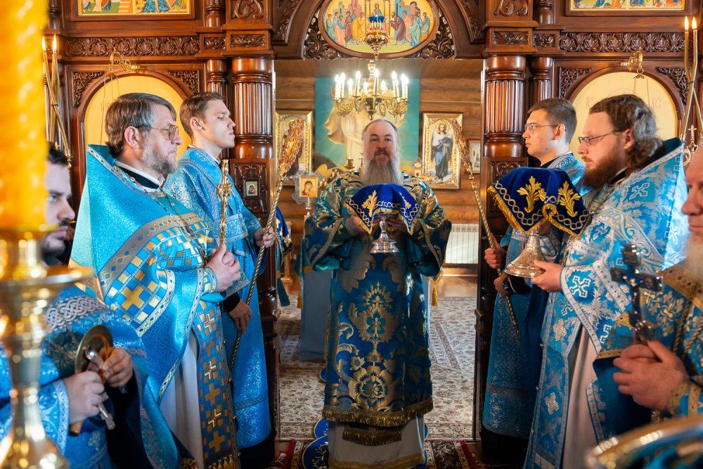 В праздник Похвалы Пресвятой Богородицы митрополит Серафим совершил литургию во Владимирском храме Пензы