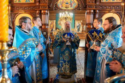 В праздник Похвалы Пресвятой Богородицы митрополит Серафим совершил литургию во Владимирском храме Пензы