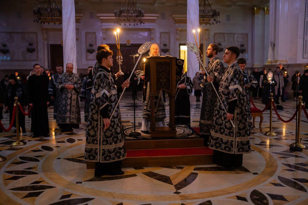 Митрополит Серафим совершил чин Пассии в Спасском кафедральном соборе