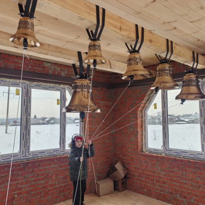 На звонницу храма Всех Святых в Нижнем Ломове поднят новый колокол