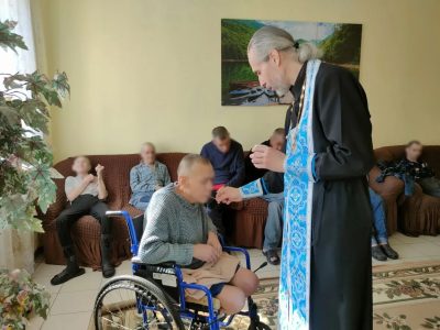 Священник Димитрий Викулин совершил Таинство Елеосвящения в Сосновском доме социального обслуживания