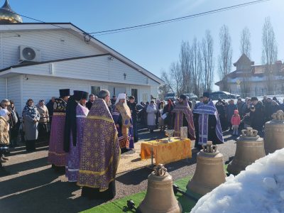 Митрополит Серафим освятил колокола для храма преподобной Евфросинии Московской в Спутнике