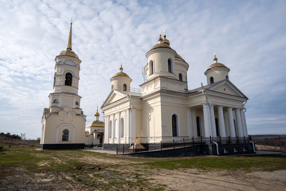 Митрополит Серафим совершил литургию в храме в честь иконы Божией Матери «Живоносный Источник» в селе Большая Валяевка