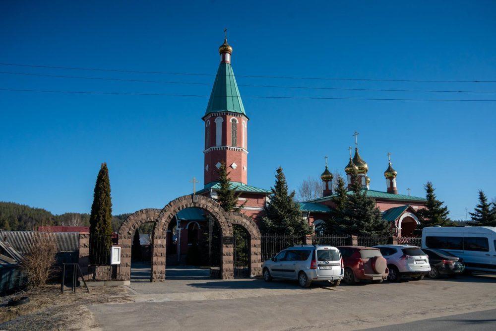 В среду Светлой седмицы митрополит Серафим совершил литургию в Серафимовском храме села Чаадаевка