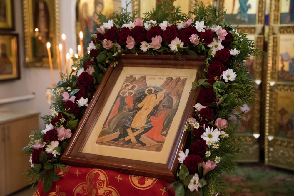 В день Радоницы митрополит Серафим совершил панихиду в Сергиевском храме на Новозападном кладбище Пензы