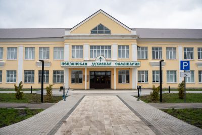 В Великий понедельник митрополит Серафим совершил Литургию Преждеосвященных Даров в храме святителя Иннокентия Иркутского при семинарии