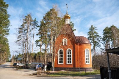 В день престольного праздника митрополит Серафим совершил литургию в храме во имя святого Лазаря Четверодневного в Заречном