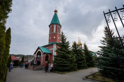 В среду Светлой седмицы митрополит Серафим совершил литургию в Серафимовском храме поселка Чаадаевка