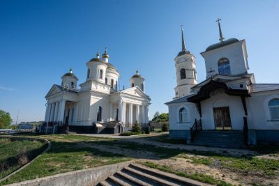 Митрополит Серафим совершил литургию в храме в честь иконы Божией Матери «Живоносный Источник» в селе Большая Валяевка