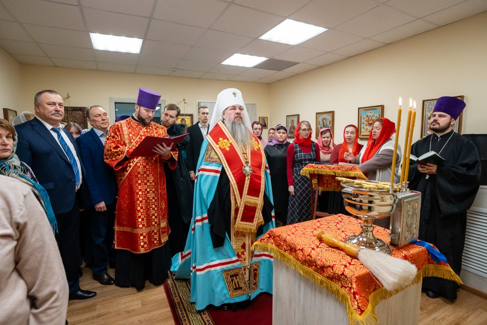 Митрополит Серафим освятил обновленную молитвенную комнату в честь иконы Богородицы «Умягчение злых сердец» на территории ПО «Электроприбор»