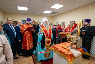 Митрополит Серафим освятил обновленную молитвенную комнату в честь иконы Богородицы «Умягчение злых сердец» на территории ПО «Электроприбор»