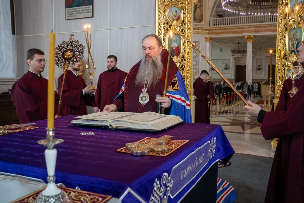 В канун Великого Четверга митрополит Серафим молился за уставным богослужением в Спасском кафедральном соборе