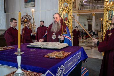 В канун Великого Четверга митрополит Серафим молился за уставным богослужением в Спасском кафедральном соборе