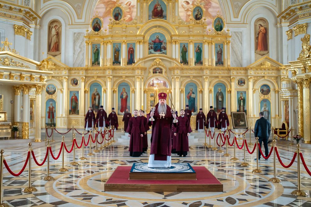 В Великую Среду митрополит Серафим совершил Литургию Преждеосвященных Даров в Спасском кафедральном соборе