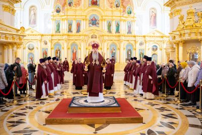 В Великий Четверг митрополит Серафим совершил вечерню и Божественную литургию в Спасском кафедральном соборе