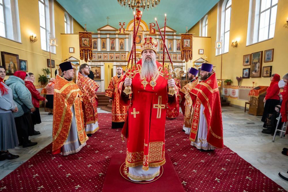Во вторник Светлой седмицы митрополит Серафим совершил Божественную литургию в Воскресенском храме г. Заречного
