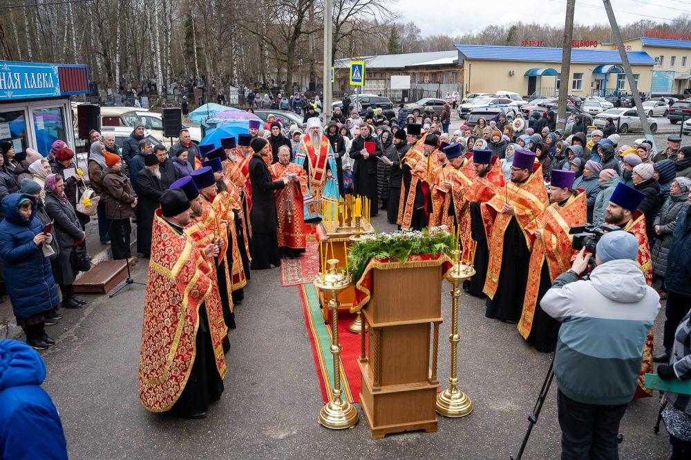 В день Радоницы митрополит Серафим совершил панихиду в Сергиевском храме на Новозападном кладбище Пензы