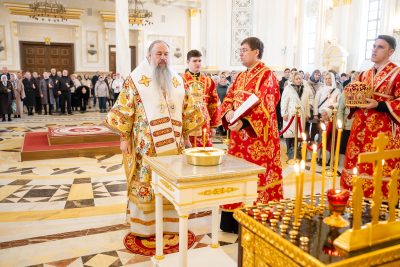 В день Радоницы митрополит Серафим совершил литургию и пасхальное поминовение усопших в Спасском кафедральном соборе