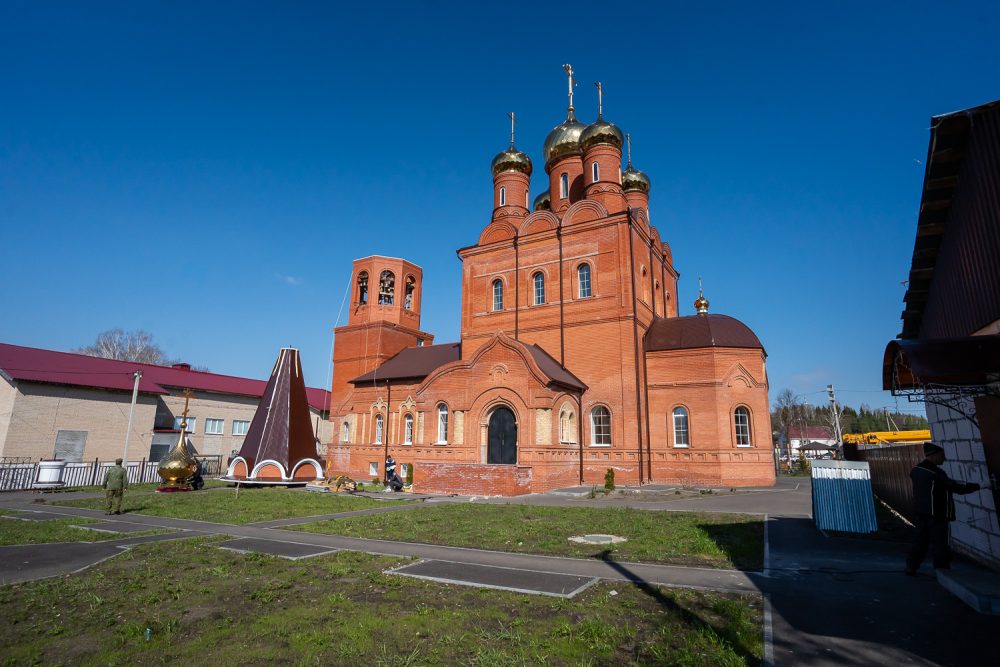 В четверг Светлой седмицы митрополит Серафим совершил литургию в Никольском храме рабочего поселка Шемышейка