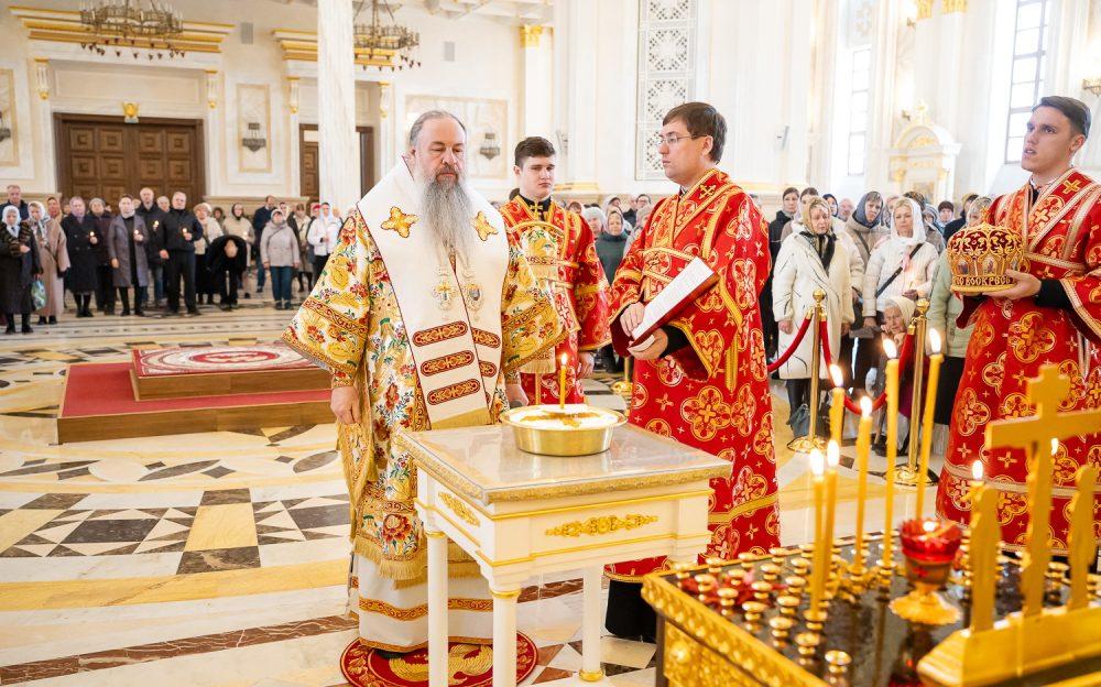 В день Радоницы митрополит Серафим совершил литургию и пасхальное поминовение усопших в Спасском кафедральном соборе