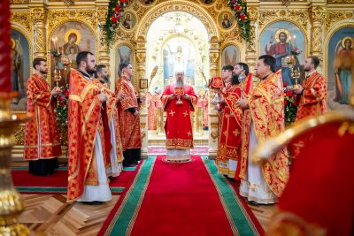 В Неделю святых жен-мироносиц митрополит Серафим совершил литургию в Успенском соборе