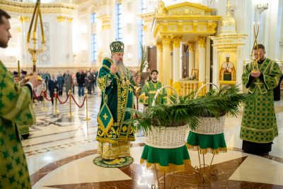В канун праздника Входа Господня в Иерусалим митрополит Серафим совершил всенощное бдение в Спасском кафедральном соборе