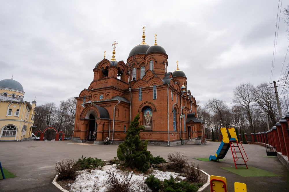 В праздник Благовещения митрополит Серафим совершил литургию в Успенском соборе