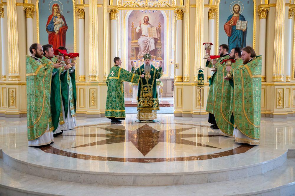 В праздник Входа Господня в Иерусалим митрополит Серафим совершил литургию в Спасском кафедральном соборе