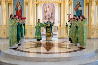 В праздник Входа Господня в Иерусалим митрополит Серафим совершил литургию в Спасском кафедральном соборе