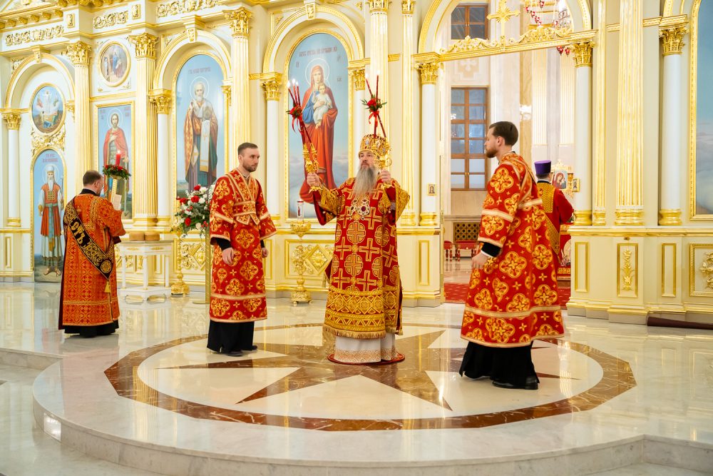 В праздник Светлого Христова Воскресения митрополит Серафим совершил торжественное богослужение в Спасском кафедральном соборе