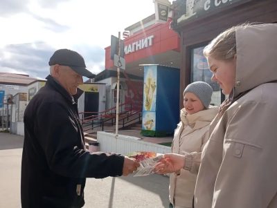 Воспитанники воскресной школы распространили просветительские листовки о празднике Пасхи