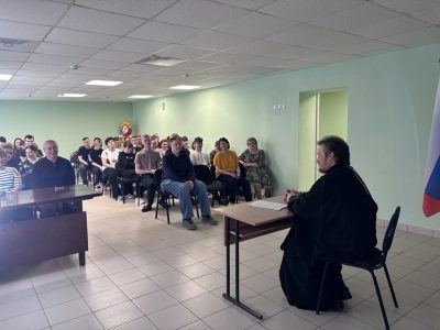 Священник рассказал студентам Мокшанского многопрофильного техникума-интерната о Пасхе Христовой