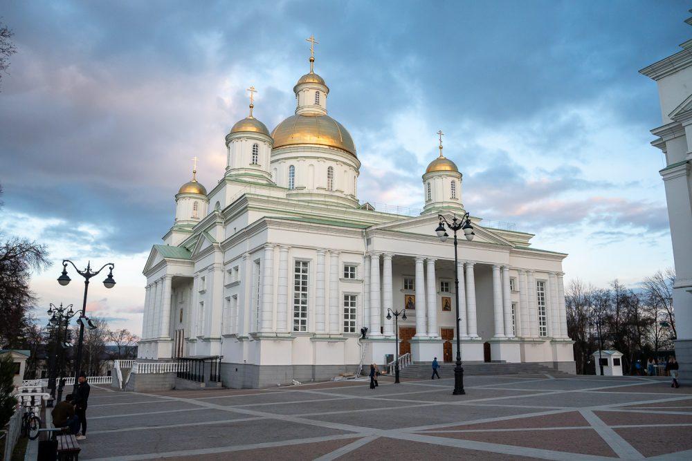 Митрополит Серафим совершил утреню Великой Субботы с чином погребения в Спасском кафедральном соборе