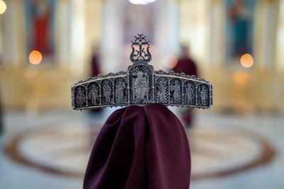 В канун среды Страстной седмицы митрополит Серафим молился за уставным богослужением в Спасском кафедральном соборе