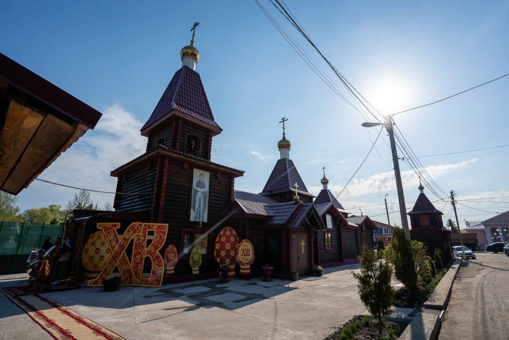 Митрополит Серафим и епископ Сергий совершили литургию в храме великомученика Георгия Победоносца в р/ц Бессоновка