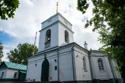 В Троицкую родительскую субботу митрополит Серафим совершил литургию в Митрофановском храме Пензы
