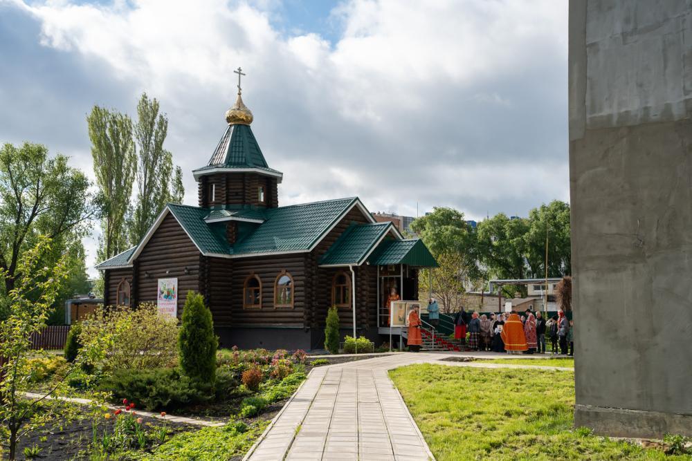 В престольный праздник митрополит Серафим совершил литургию в храме блаженной Матроны Московской