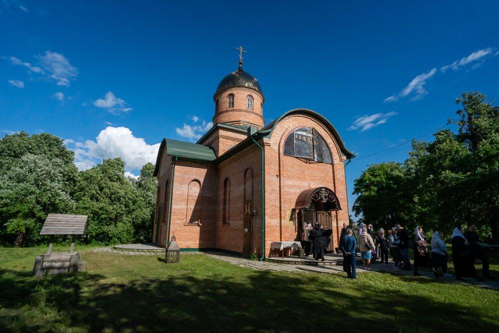 В канун 25-летия со дня обретения мощей Иоанна Оленевского митрополит Серафим совершил малую вечерню с акафистом святому