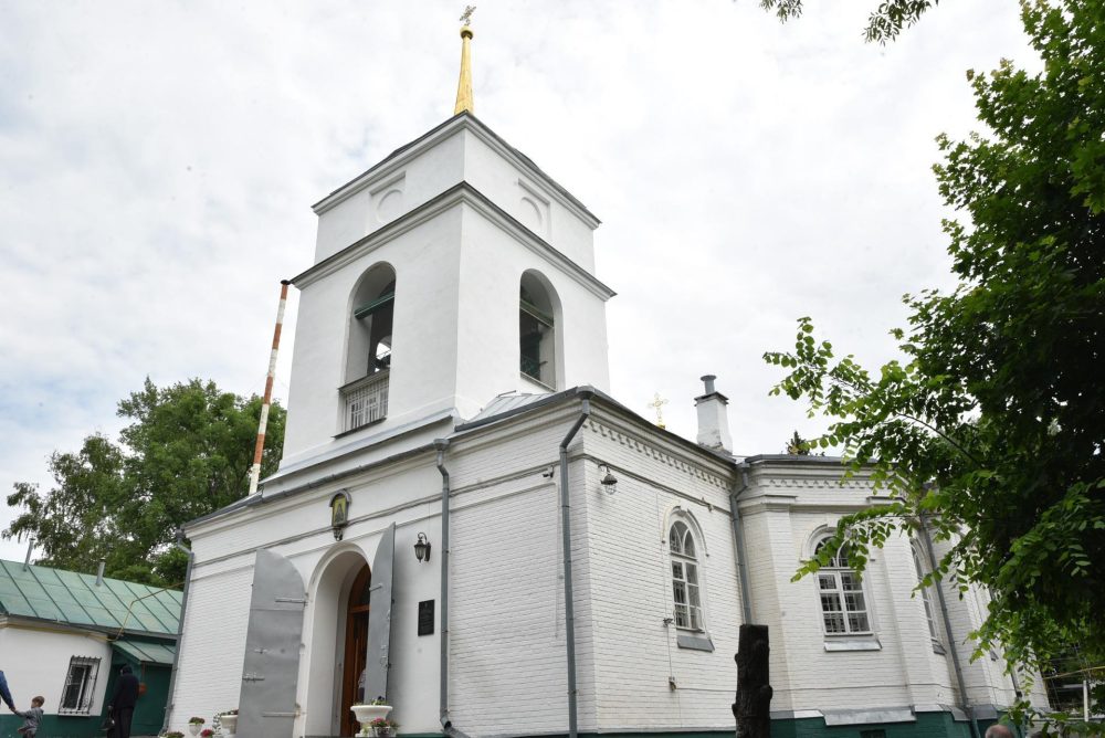 В Троицкую родительскую субботу митрополит Серафим совершил литургию в Митрофановском храме Пензы